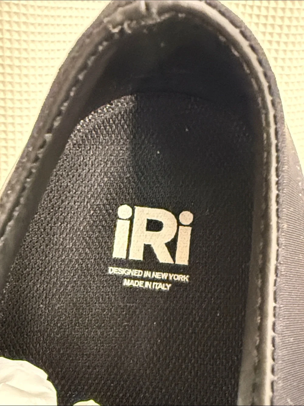 iRi WES 1 BLACK RED LOW TOP SNEAKER - size 39.5 (M6.5, W9) NWOT
